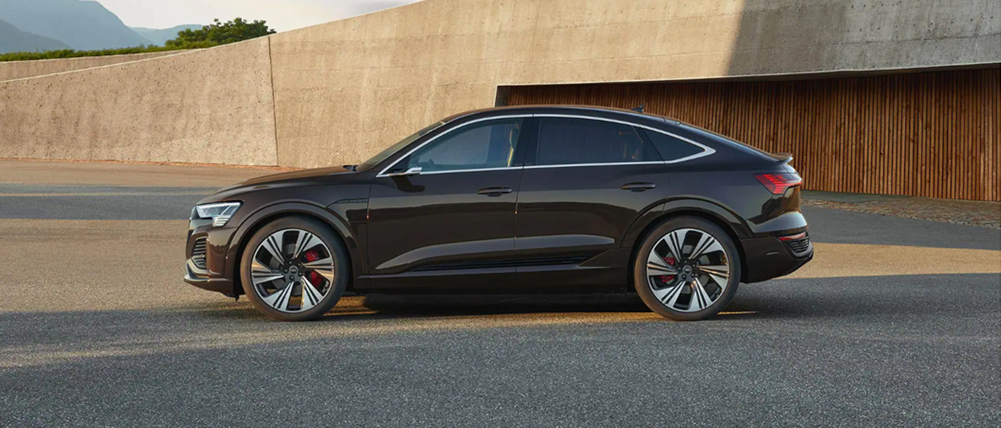 Copertina Q8 Sportback E Tron